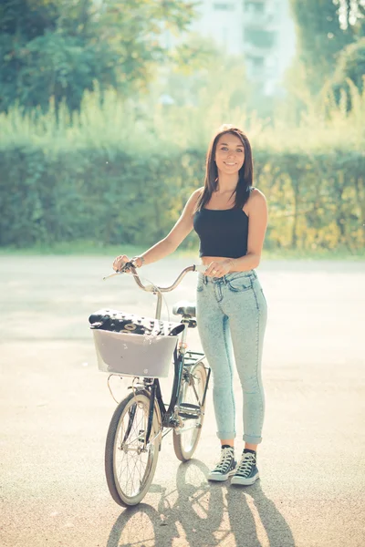 Gyönyörű fiatal barna egyenes haj nő segítségével a kerékpár — Stock Fotó