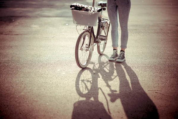 Primer plano de piernas mujer en bicicleta — Foto de Stock