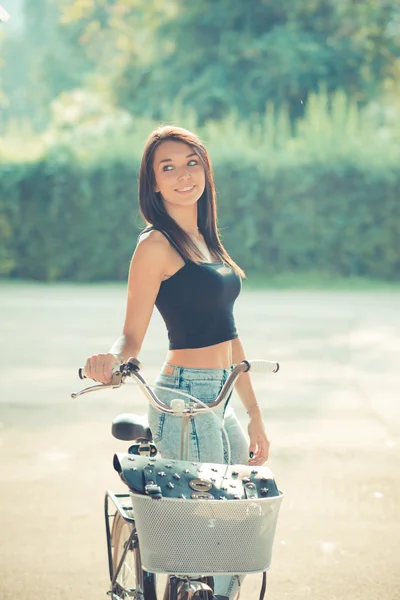 自転車を使用して若い美しいブルネット ストレートの髪の女性 — ストック写真