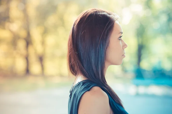 Young beautiful brunette straight hair woman — Stock Photo, Image