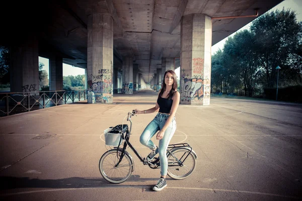 Mladá krásná bruneta rovné vlasy žena pomocí kolo — Stock fotografie