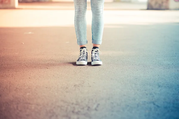 双腿女人紧身裤和运动鞋的特写 — 图库照片