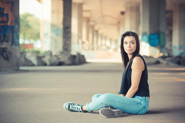 Jonge mooie brunette rechte haren vrouw — Stockfoto