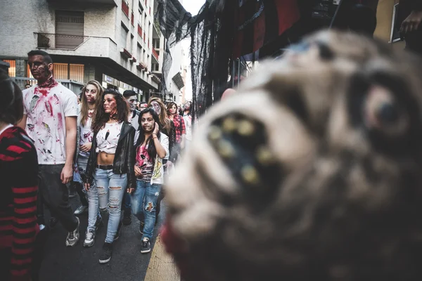 Zombies parade held in Milan october 25, 2014 — Stock Photo, Image