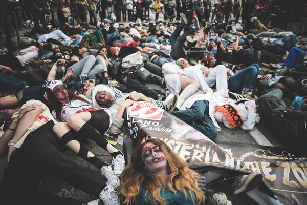 Zombies parade held in Milan october 25, 2014 — Stock Photo, Image