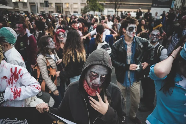 Zombies parade held in Milan october 25, 2014 — Stock Photo, Image