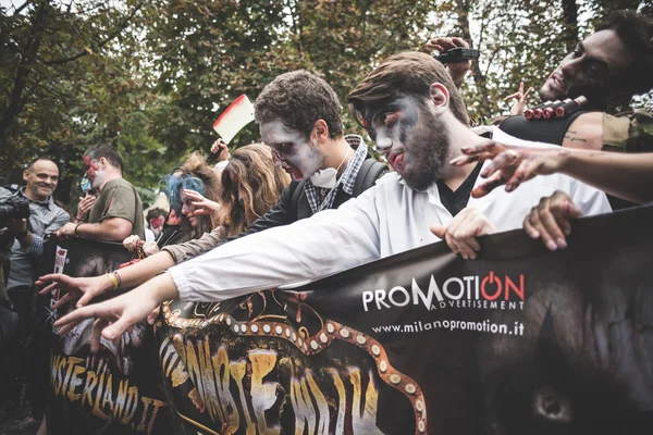 Zombies parade held in Milan october 25, 2014 — Stock Photo, Image