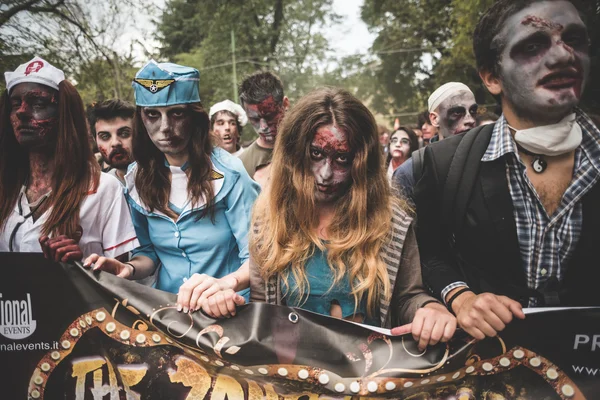 Zombies parade held in Milan october 25, 2014 — Stock Photo, Image