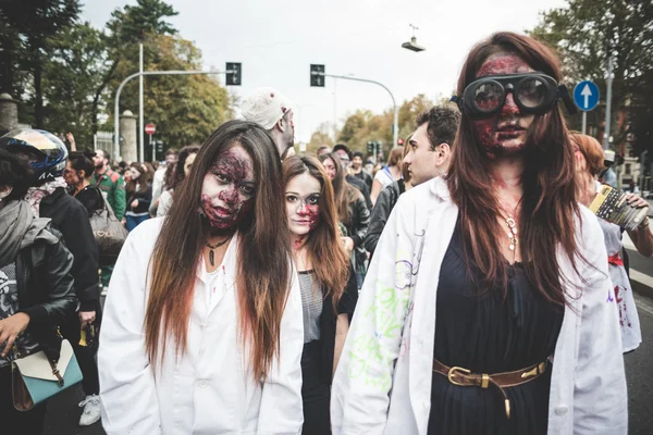 Zombies parade held in Milan october 25, 2014 — Stock Photo, Image