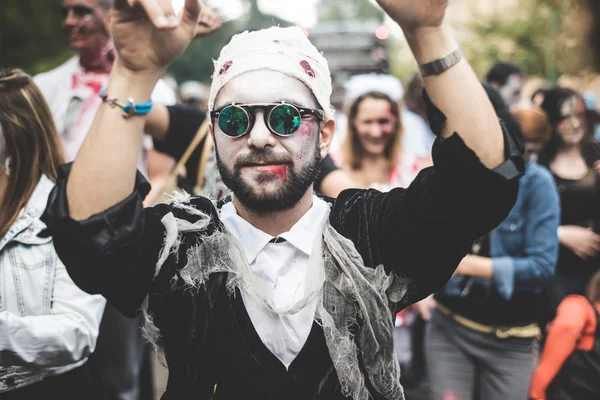 Zombie přehlídka, která se konala v Miláně 25 října 2014 — Stock fotografie