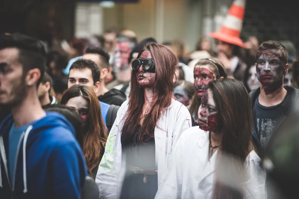 Zombie přehlídka, která se konala v Miláně 25 října 2014 — Stock fotografie