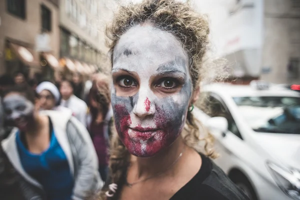 Zombies parade gehouden in Milaan, 25 oktober 2014 — Stockfoto