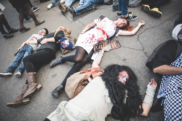 Zombies parade held in Milan october 25, 2014 — Stock Photo, Image