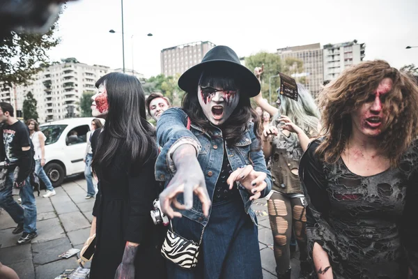 Zombie přehlídka, která se konala v Miláně 25 října 2014 — Stock fotografie