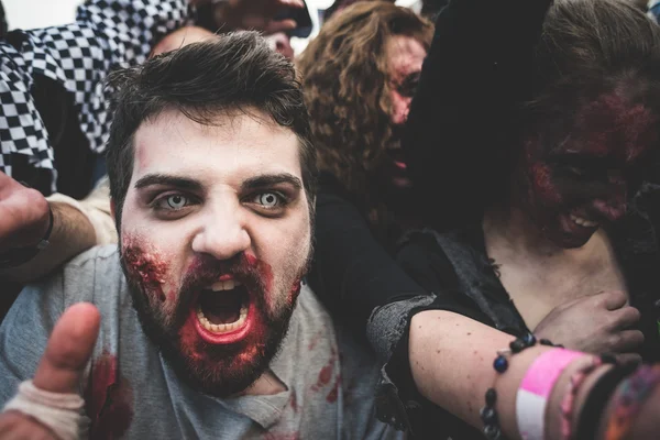 Zombies parade gehouden in Milaan, 25 oktober 2014 — Stockfoto