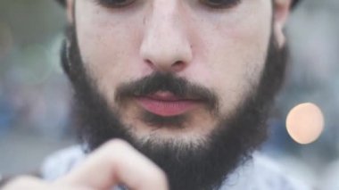 Adam şehirde hotdog yeme