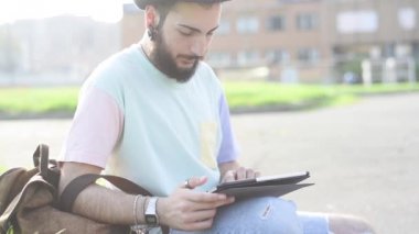 sakallı adam tablet kullanma