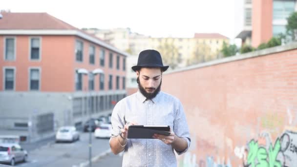 Skäggig man med hjälp av Tablet PC — Stockvideo