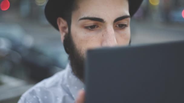Hombre barbudo usando tableta — Vídeos de Stock