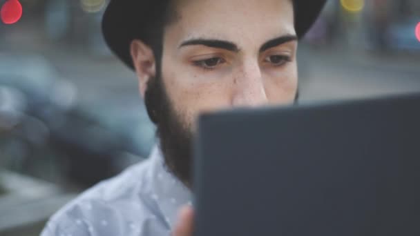 Bärtiger Mann mit Tablet — Stockvideo