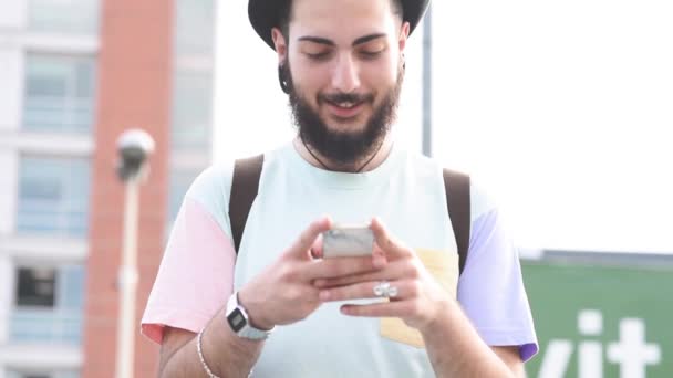 Joven hipster hombre usando smartphone — Vídeo de stock