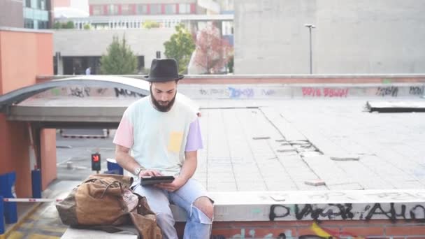 Бородатий чоловік використовує планшет — стокове відео