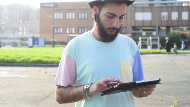 Uomo barbuto utilizzando tablet — Video Stock