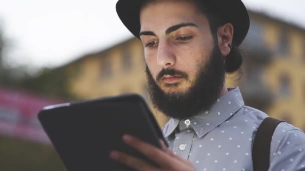 Hombre barbudo usando tableta — Vídeo de stock