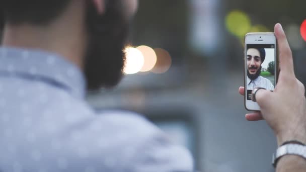 Hombre usando el teléfono inteligente para selfie — Vídeo de stock