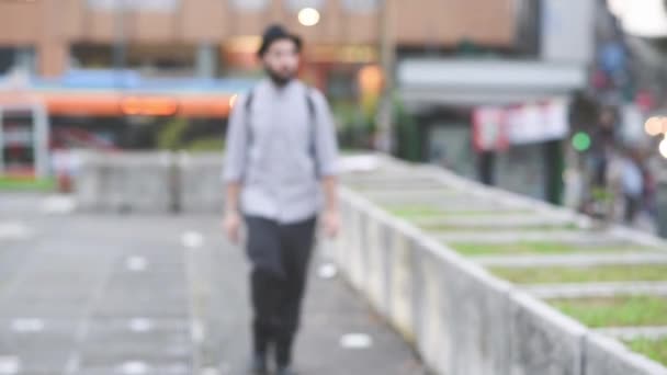 Hipster man promenader i staden — Stockvideo