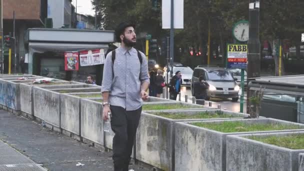 Hipster man lopen in de stad — Stockvideo