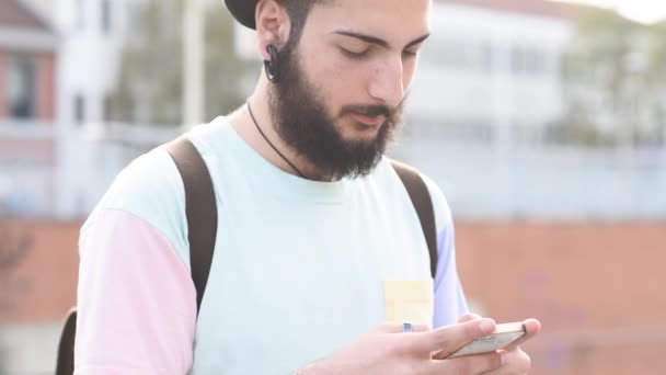 Homme barbu utilisant une tablette — Video