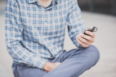 akıllı telefon kullanan el adam kadar kapatın