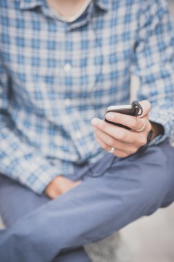 akıllı telefon kullanan el adam kadar kapatın