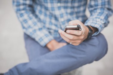 akıllı telefon kullanan el adam kadar kapatın