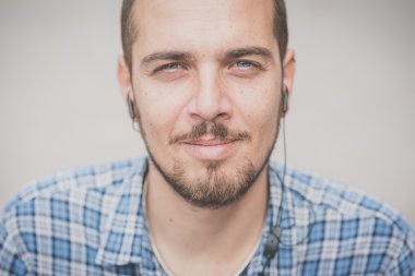 yakışıklı hipster rahat çoklu görev modern insan