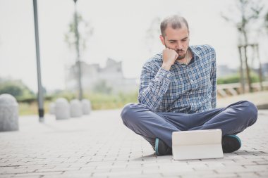 yakışıklı hipster rahat çoklu görev modern insan tablet kullanma