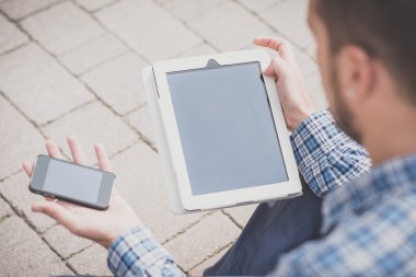 yakışıklı hipster rahat çoklu görev modern insan tablet kullanma