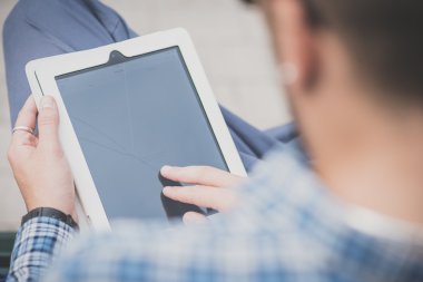 eller adam bankta tablet kullanarak kapatın