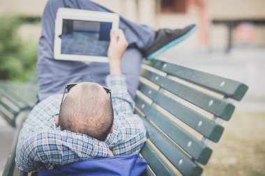 yakışıklı hipster rahat çoklu görev modern insan tablet kullanma
