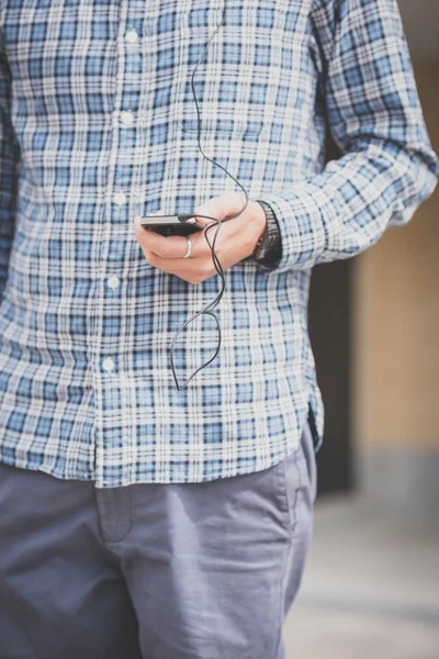 Κοντινό πλάνο άνθρωπος χέρι χρησιμοποιώντας smartphone — Φωτογραφία Αρχείου