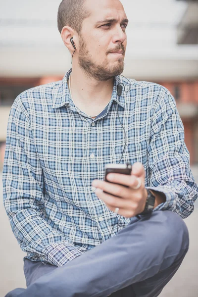 Bonito hipster casual multitarefa moderno homem ouvindo música — Fotografia de Stock