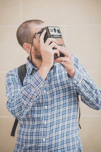 Pohledný bederní příležitostné multitasking moderního člověka s vintage cam — Stock fotografie