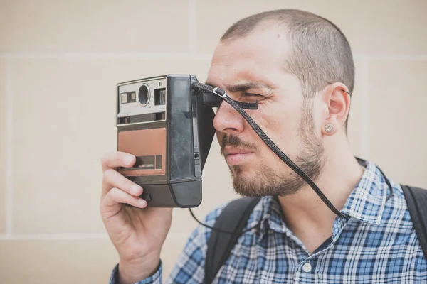 Bonito hipster casual multitarefa homem moderno com vintage cam — Fotografia de Stock