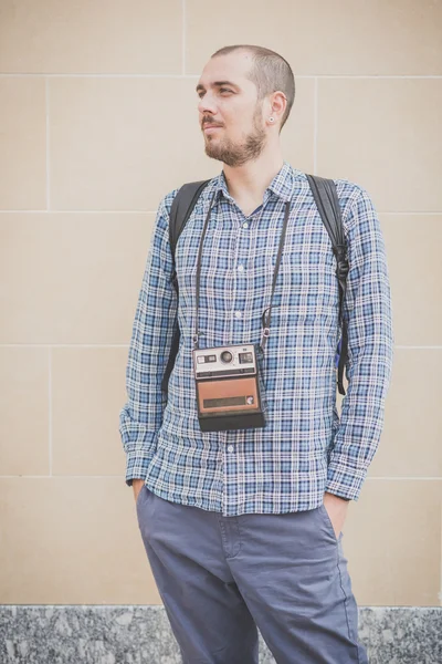 Vacker hipster casual multitasking moderna människan med vintage cam — Stockfoto