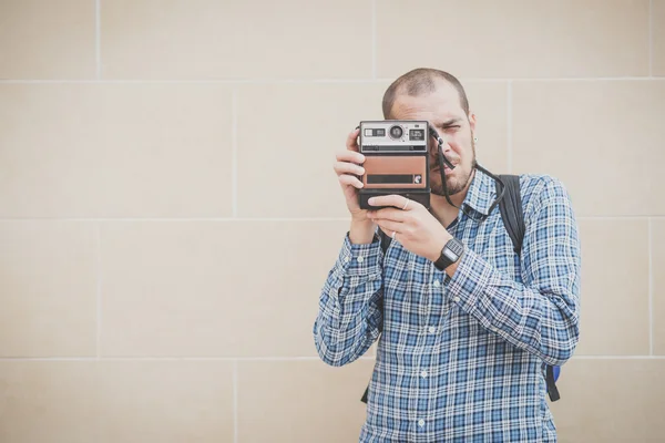 Pohledný bederní příležitostné multitasking moderního člověka s vintage cam — Stock fotografie