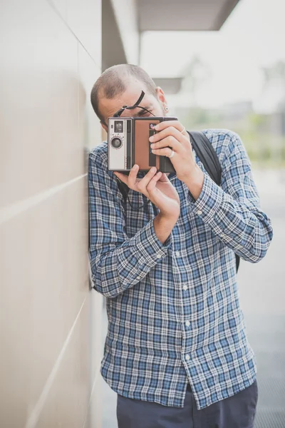 Knappe hipster casual multitasking moderne mens met vintage cam — Stockfoto