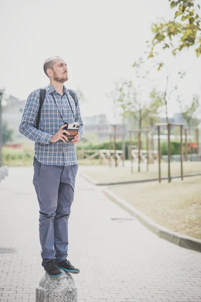 Schöner Hipster lässiges Multitasking moderner Mann mit Vintage-Cam — Stockfoto