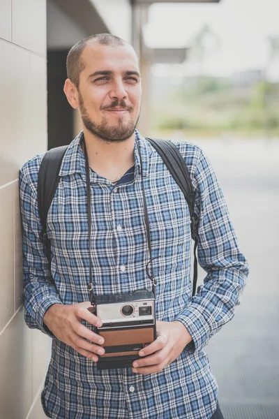 Knappe hipster casual multitasking moderne mens met vintage cam — Stockfoto