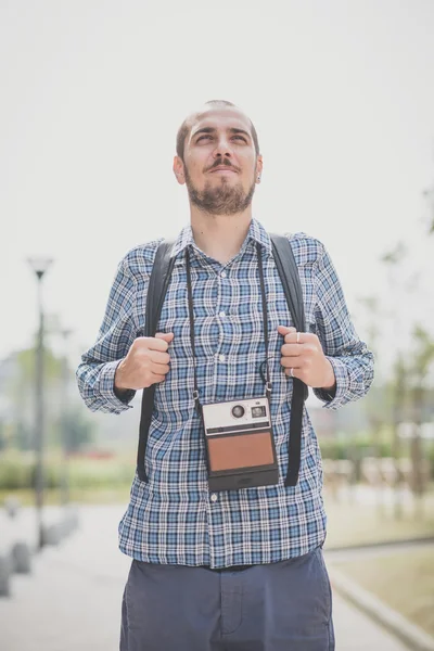 Przystojny dorywczo wielozadaniowość współczesnego człowieka z rocznika cam — Zdjęcie stockowe